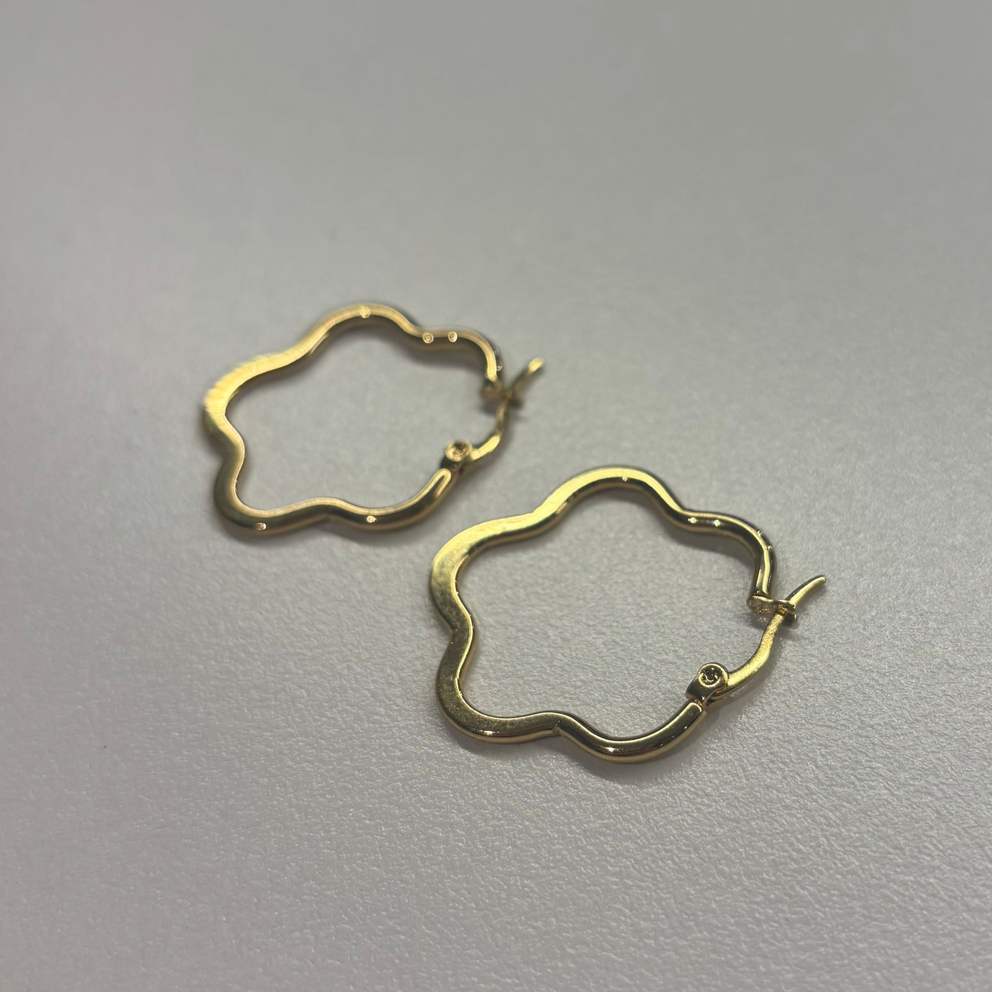 フラワーフープピアス