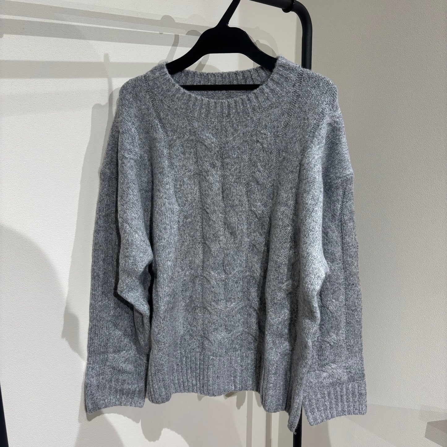 ケーブルニットセーター