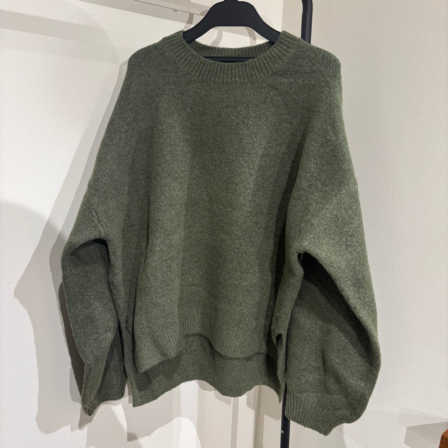 ルーズクルーネックニット