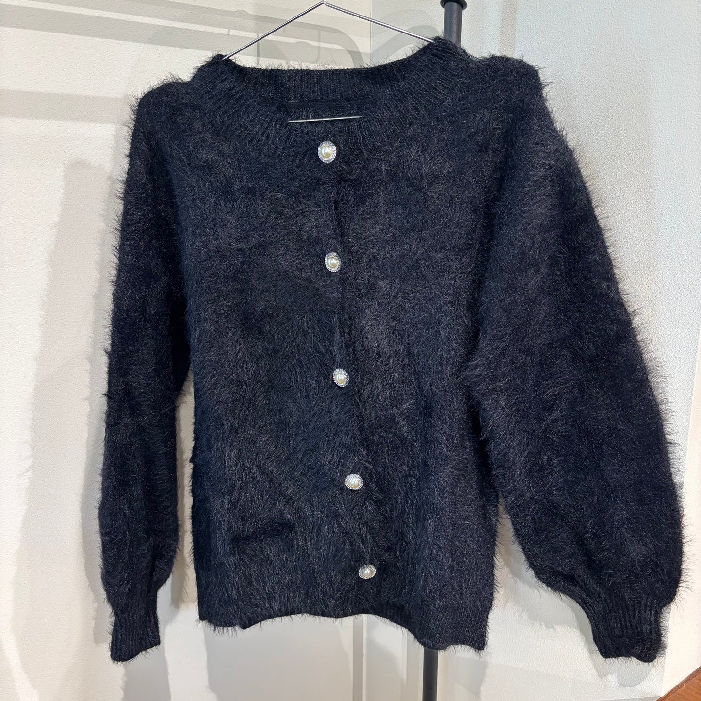 ボタン付きラウンドネックカーディガン