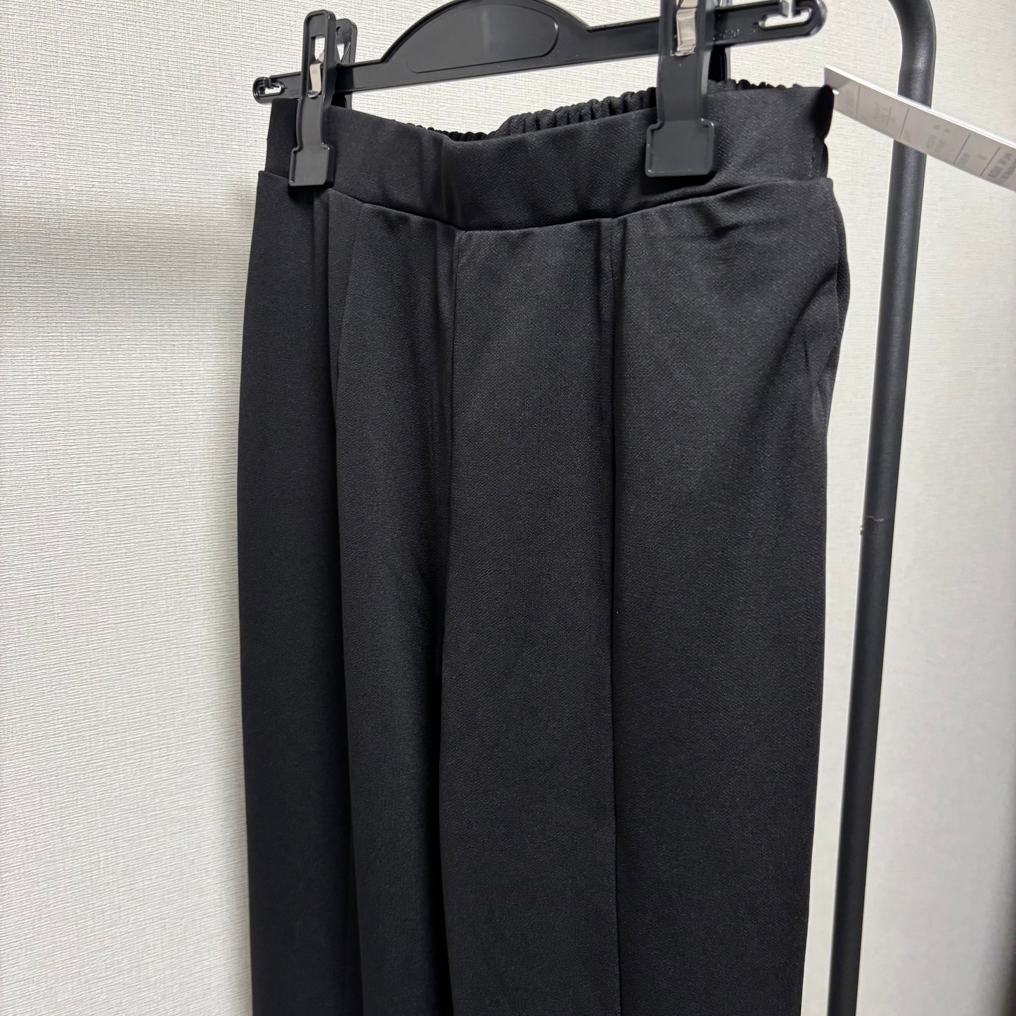 スリットパールデザインテーパードパンツ