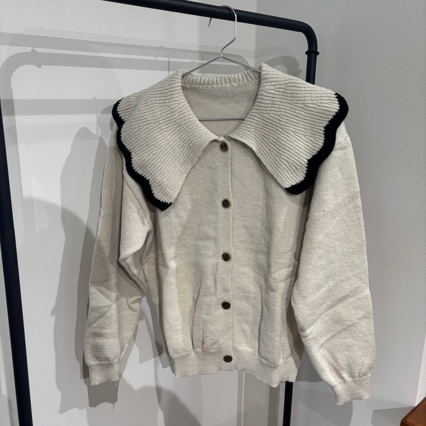 ラインフリル襟ニットカーディガン