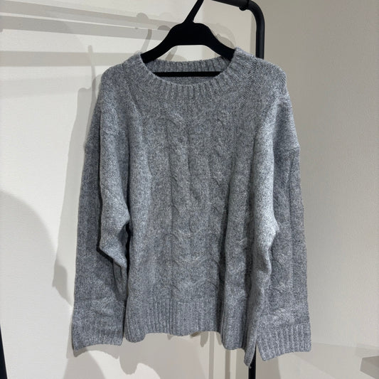 ケーブルニットセーター