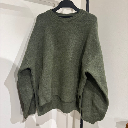 ルーズクルーネックニット