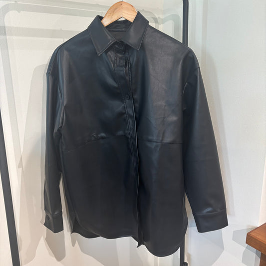 フェイクレザーロングシャツ
