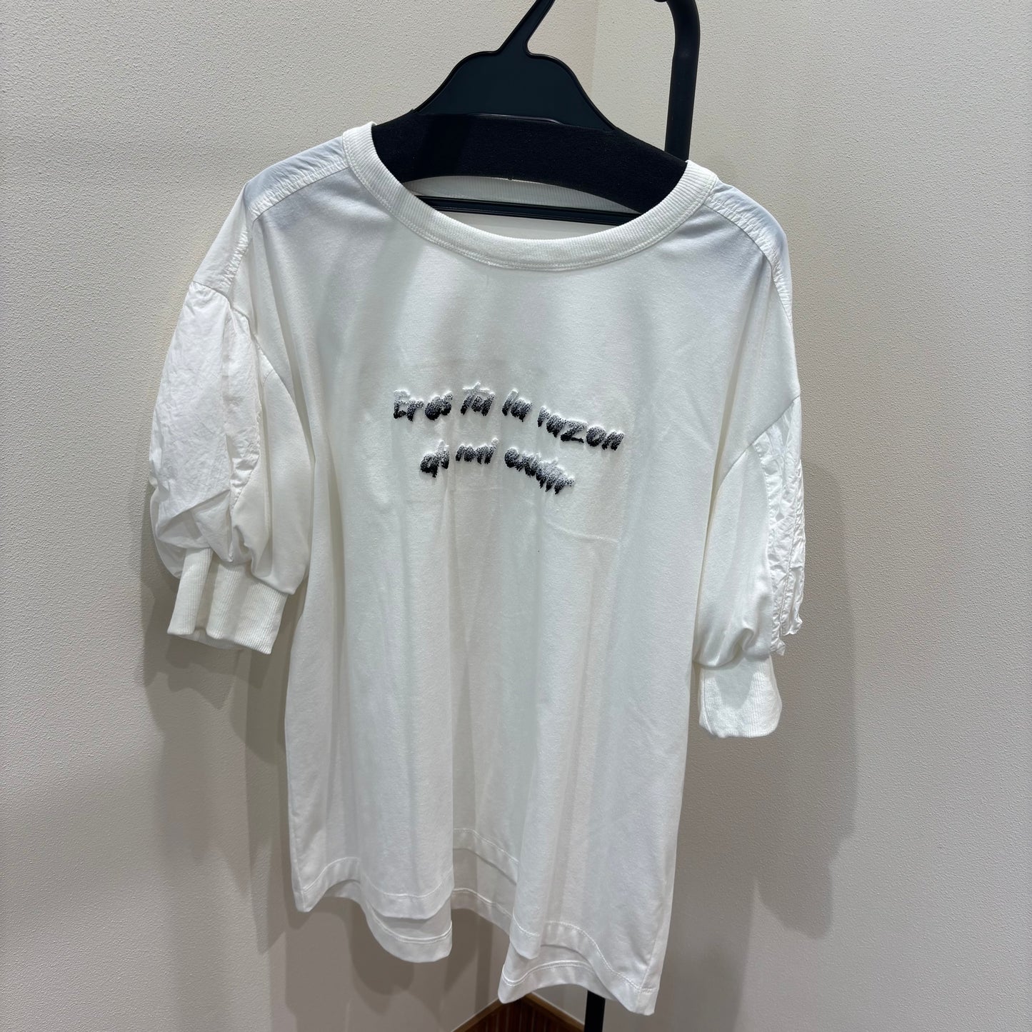 シアミニタリースリーブブラシ刺繍プルオーバー[ashley＆bros]