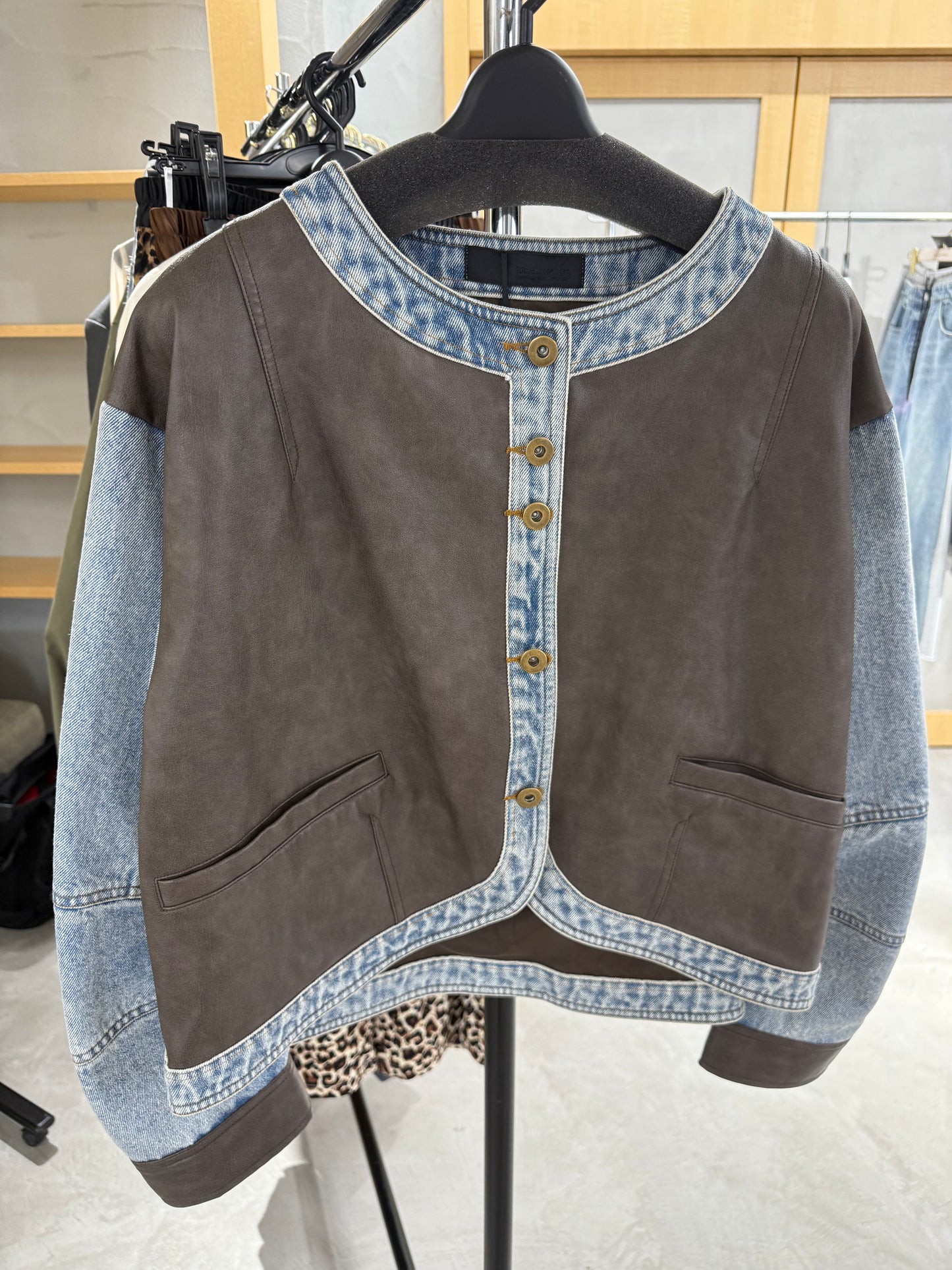 ノーカラードッキングデニムジャケット[MICALLE MICALLE]